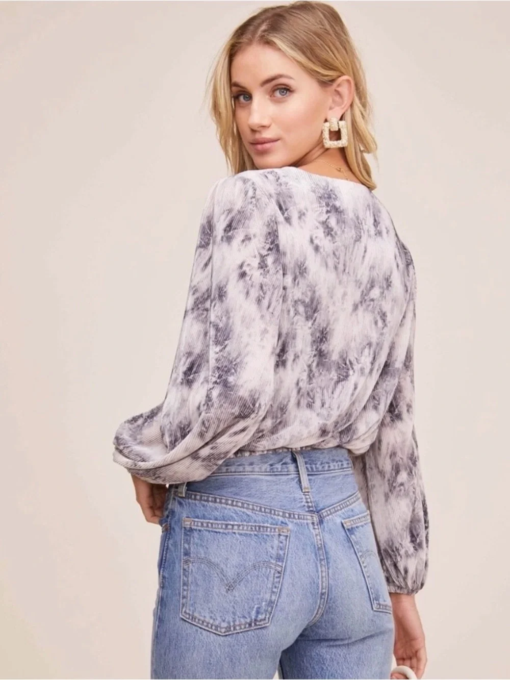 ASTR The Label Pleated Surplice Tie Dye Top Gray L